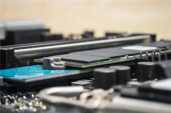 美光演示全球首款512GB DDR5 RDIMM内存模块